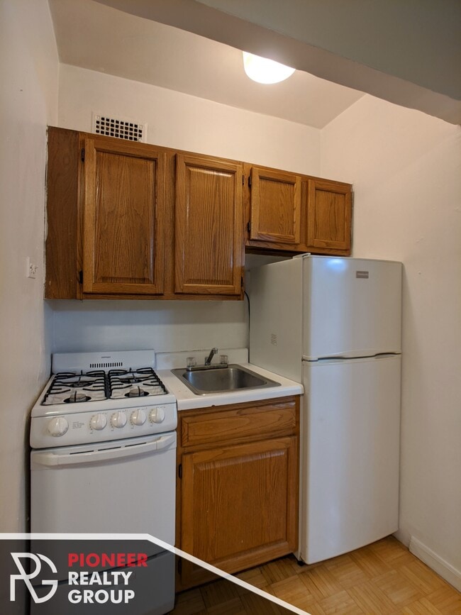Building Photo - 711 W Belmont Ave