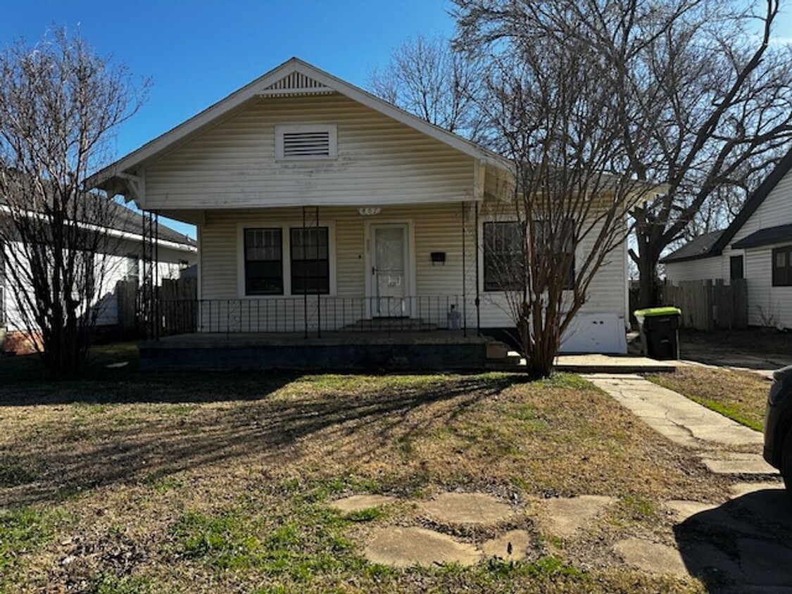 Foto principal - Fresh 3 bedroom 1 bath home with large lot...