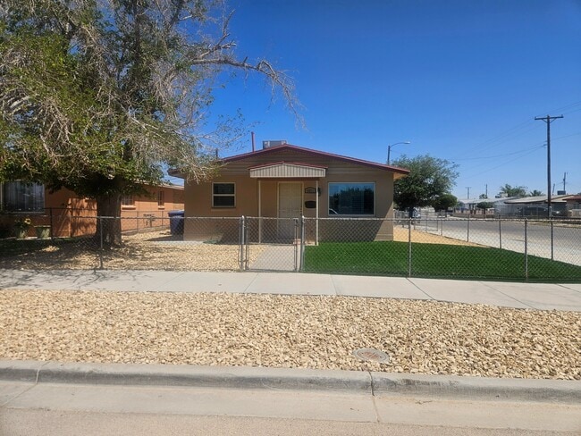 Building Photo - 4821 Flower Dr