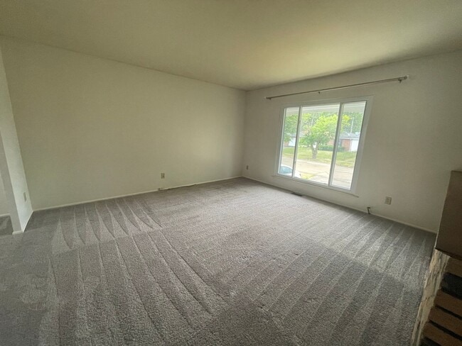 Foto del edificio - Large 3 Bedroom Home With A Basement