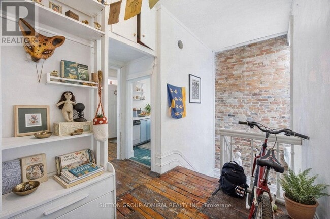 Building Photo - 391 Queen St W