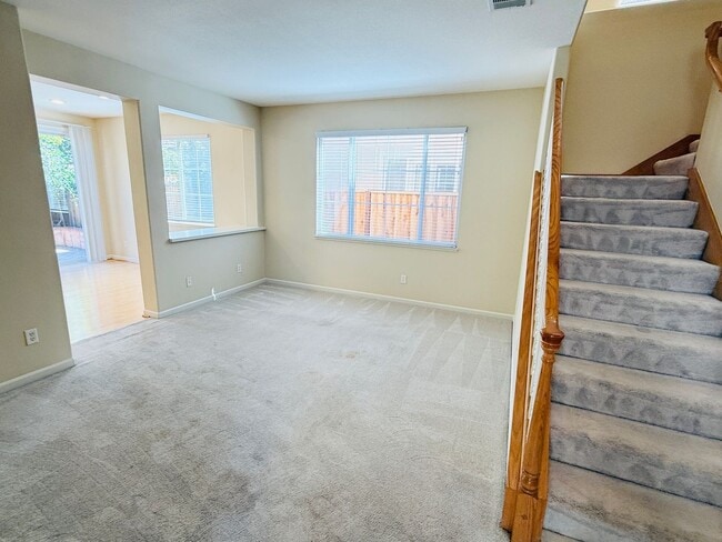 Building Photo - Beautiful 3 Bed 2.5 Bath Santa Clara Townh...