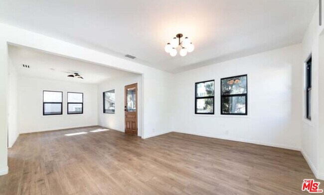 Foto del edificio - 1328 Silver Lake Blvd