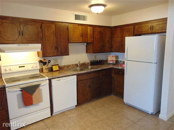 Primary Photo - 35 E Pastime Rd