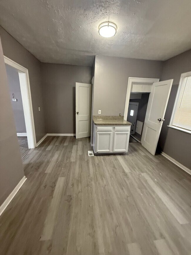 Building Photo - 3bd Single Vouchers Only