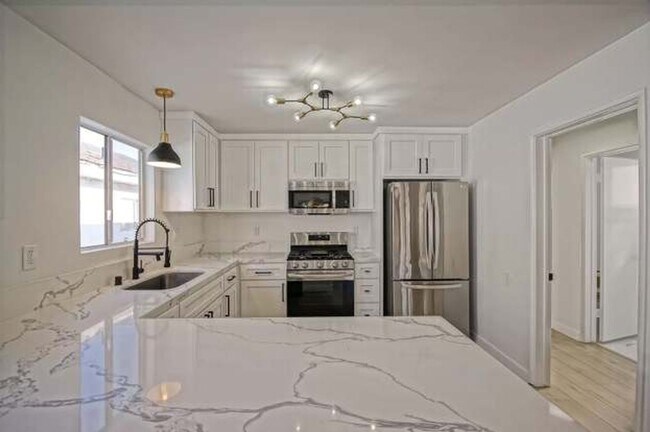 Foto del edificio - Hill Section 3BD Home with Large Backyard & Renovated Quartz Kitchen
