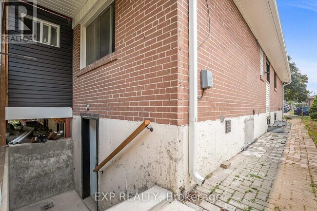 Building Photo - 3-RM3 Bankfield Dr