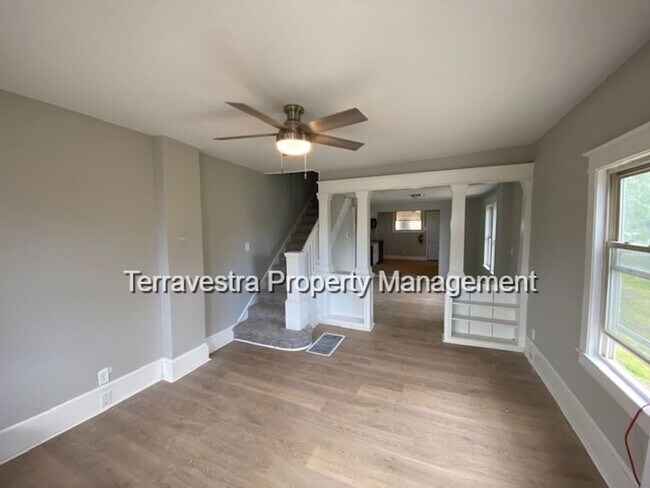 Building Photo - 309 East Oak Street