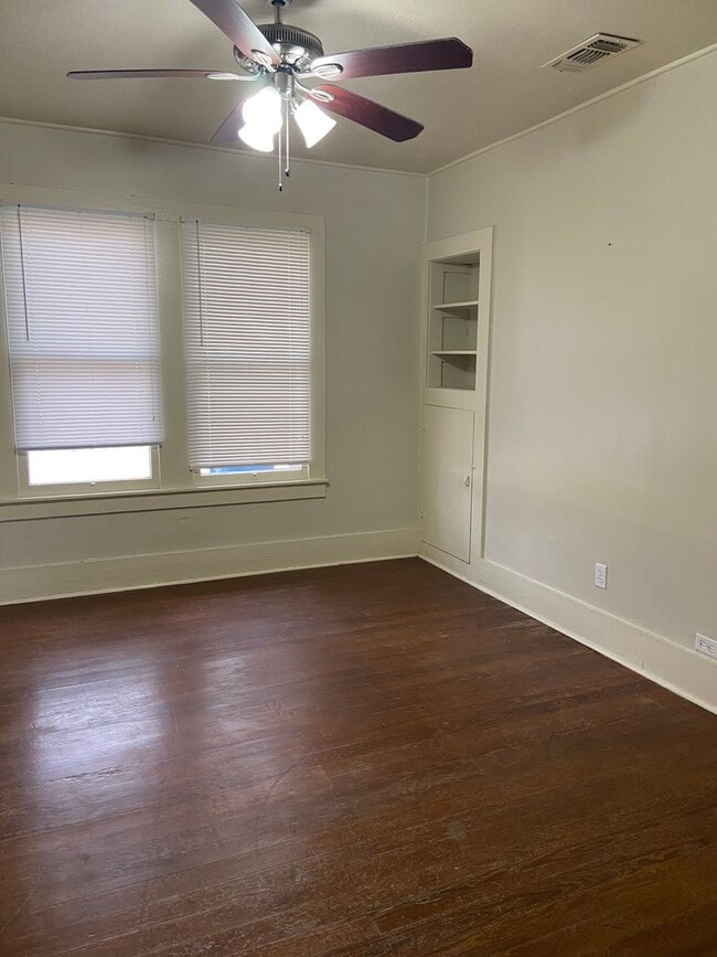 Building Photo - 611J