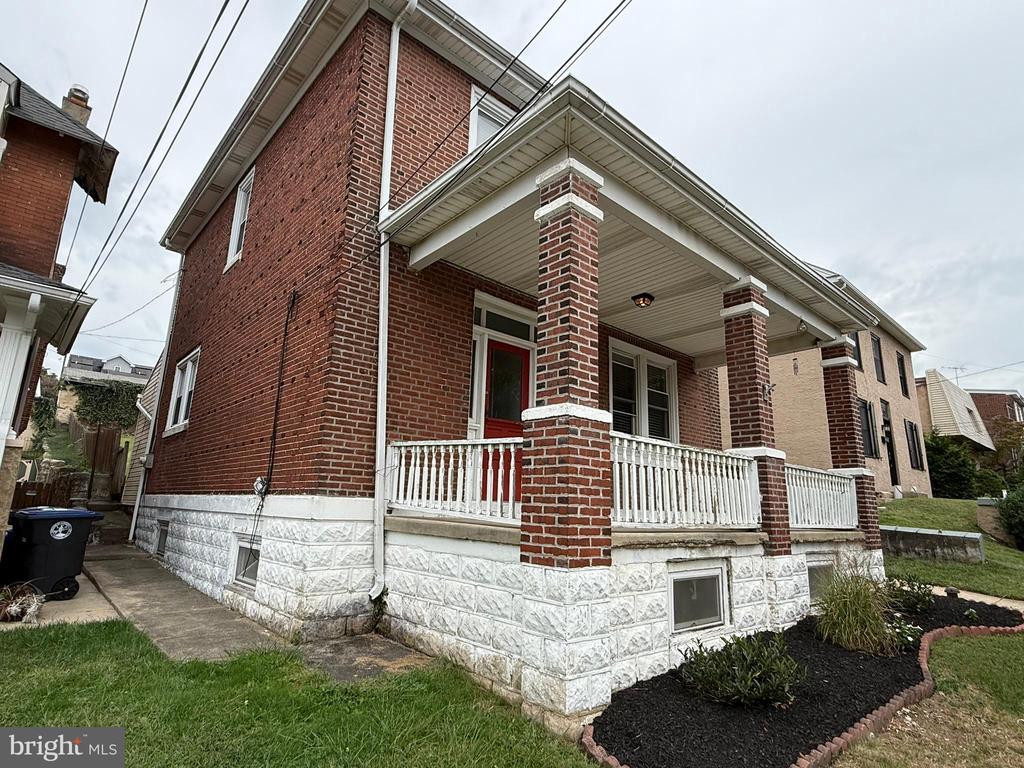 Primary Photo - 134 W 8th Ave