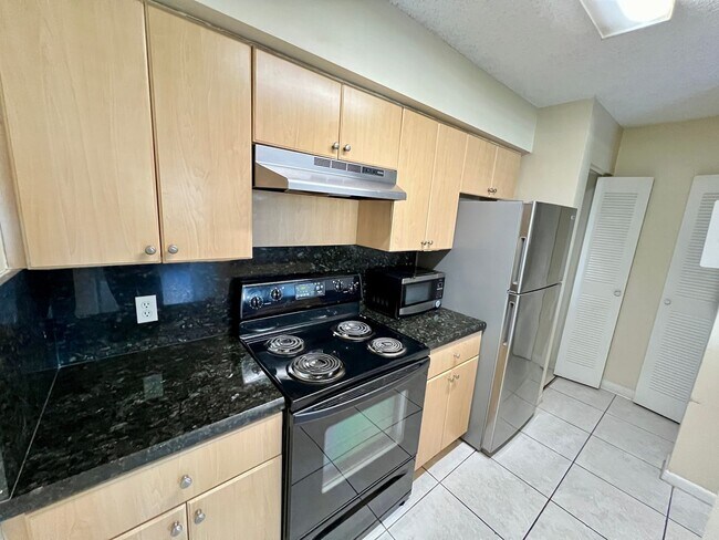 Building Photo - Spacious 1-Bedroom 1-Bathroom Unit in Highly Sought-After Hollywood Parc Condo