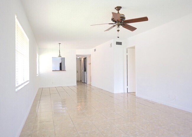 Building Photo - 2975 SW 22nd Ave