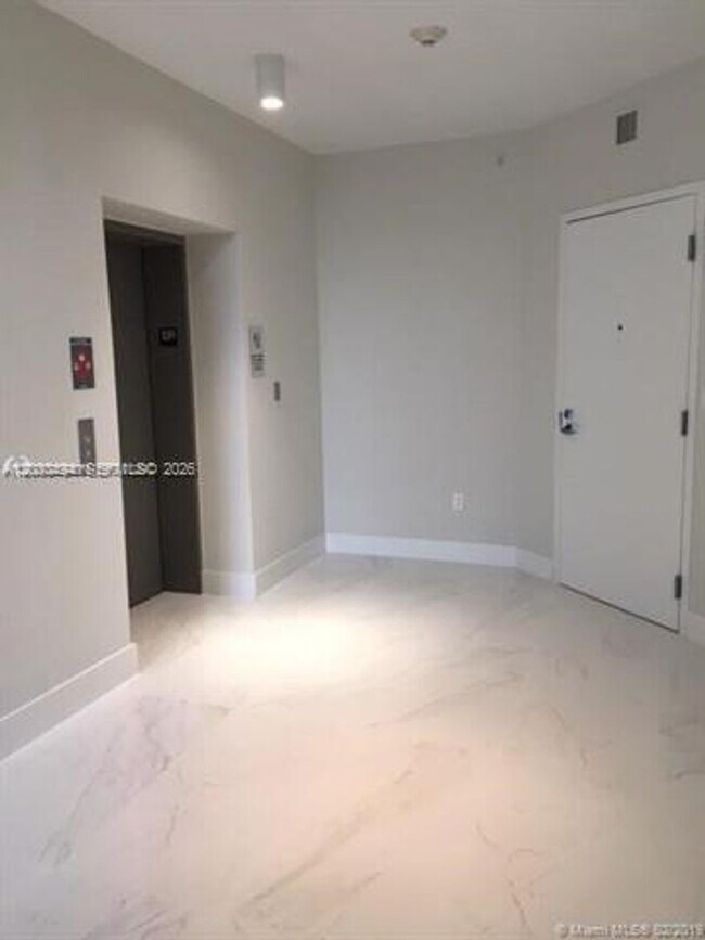 Foto del edificio - 16385 Biscayne Blvd