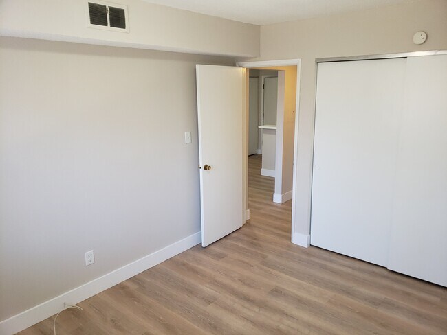 Foto del edificio - 7323 Hoover Ave