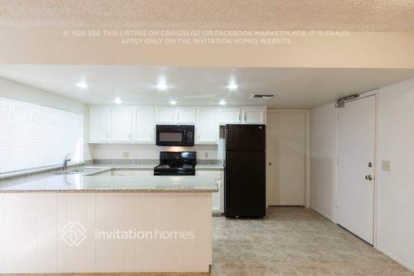 Building Photo - 1129 E Hampton Cir