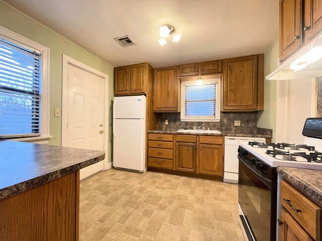 Foto del edificio - *Move In Special* 1/2 off Full Months Rent...