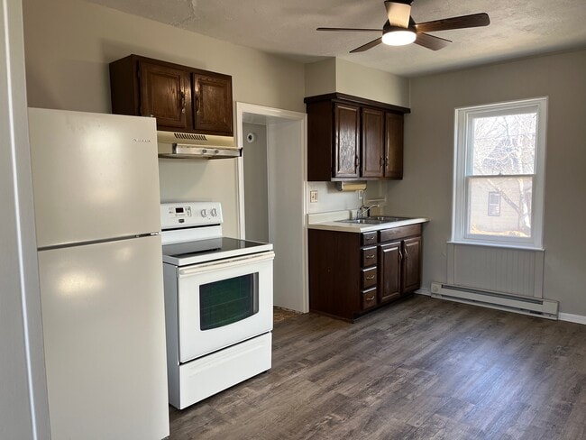 Building Photo - 445 Main St