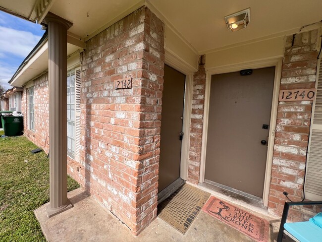 Building Photo - 3 Bedroom 2 Bathroom Near Highway 6 South.