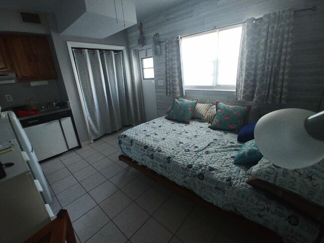 Building Photo - 120 NE 20th Ave