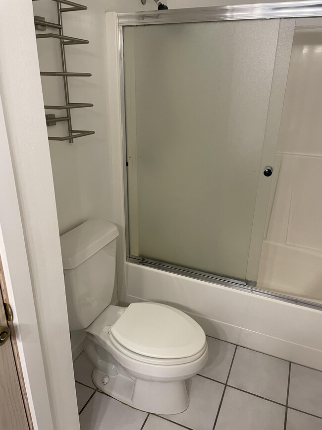 Upstairs full bathroom - 2422 Claudia Ct