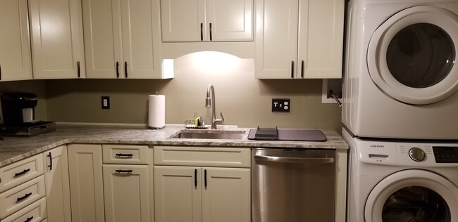 Gourmet Kitchen w/Laundry - 535 Foxwood Ln
