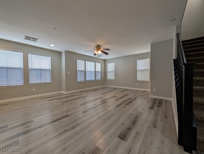 Foto del edificio - 8925 John Charles Ave