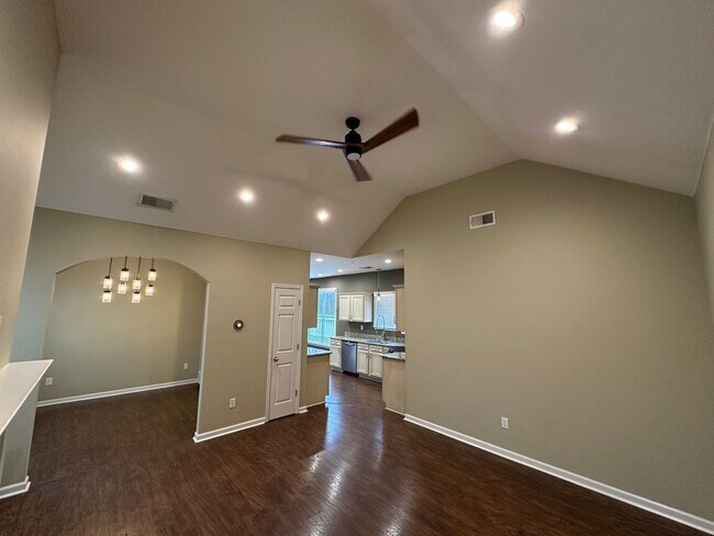 Foto del edificio - Updated 3 bd 2 bath with large fenced yard.  Pets are allowed!