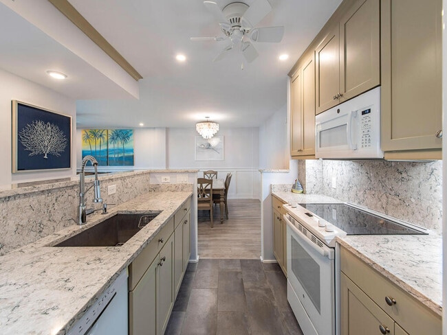 Cocina totalmente nueva, abierta y aireada. - 555 Park Shore Dr