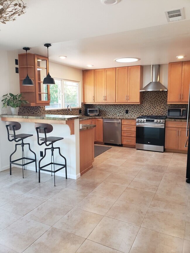 Building Photo - Beautiful Remodeled 3x2 Home in Sunland Pa...