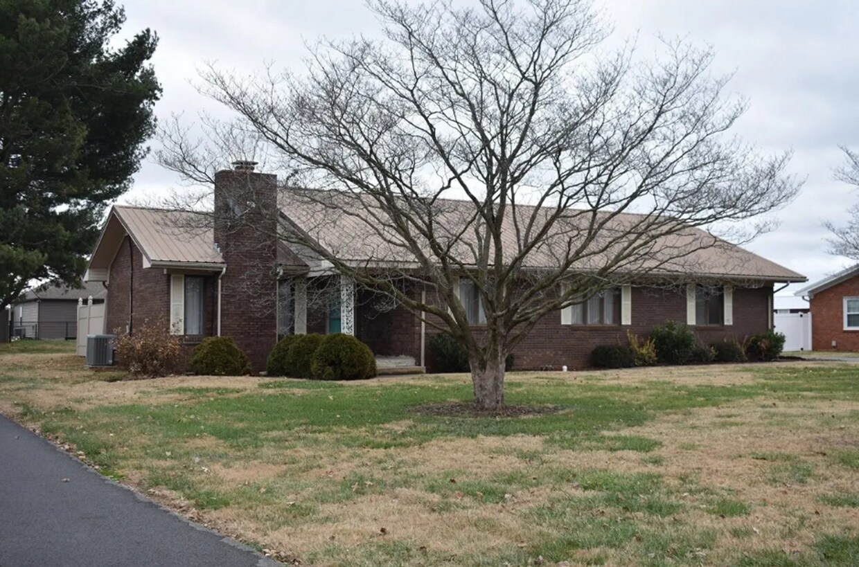 Primary Photo - Spacious 3-Bedroom Ranch for Rent in Frank...