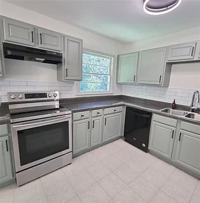 Building Photo - 2863 Catalina Dr