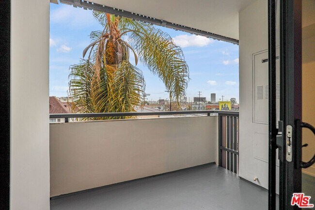 Building Photo - 129 S Kings Rd