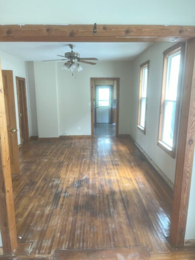 Building Photo - Cute 2 Bedroom Located in North Toledo