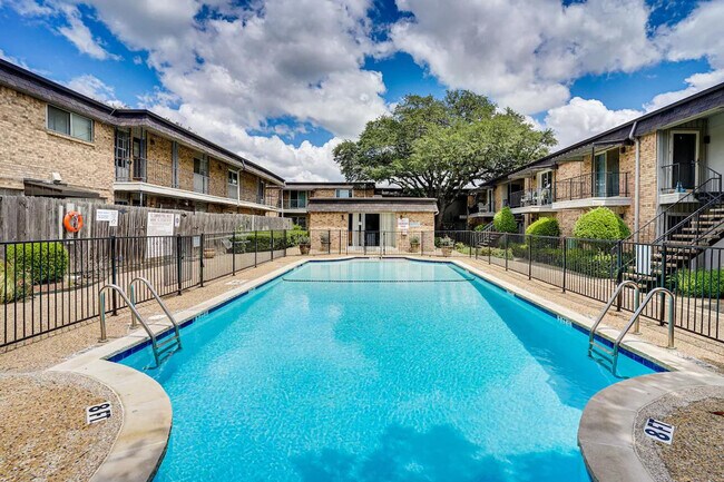 Foto del edificio - 10228 Regal Oaks Dr