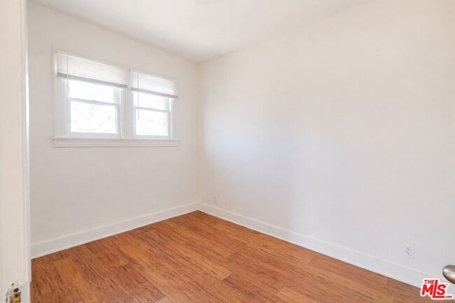 Building Photo - 537 S Kenmore Ave