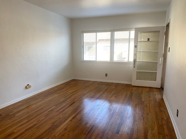 Building Photo - 150 N Beachwood Dr