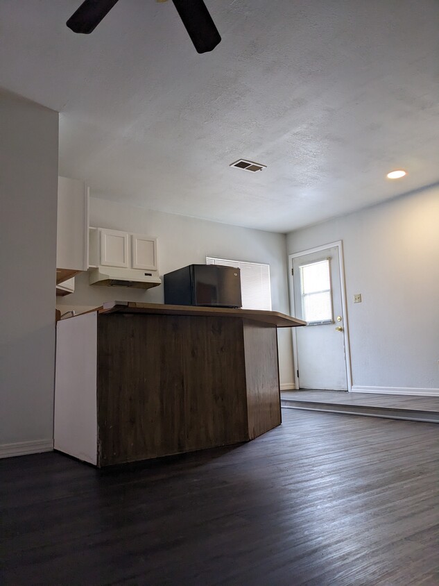 Kitchen Counter - 2321 E Lockett Rd