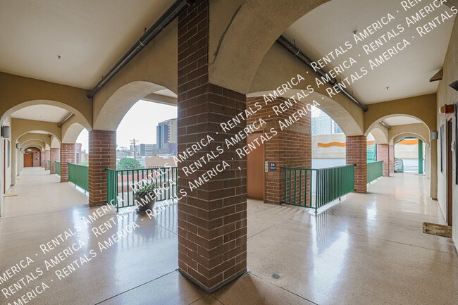 Building Photo - Perfect Central Location!!