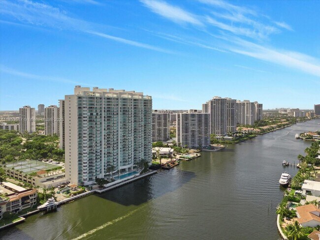 Foto del edificio - 20201 E Country Club Dr