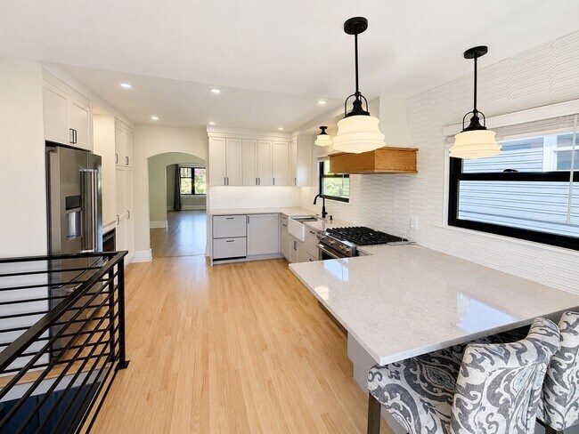 Foto del edificio - Fully Remodeled Ballard 5 Bed/2 Bath Home w/ A/C!