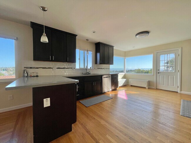 Building Photo - 4861 Reinhardt Dr