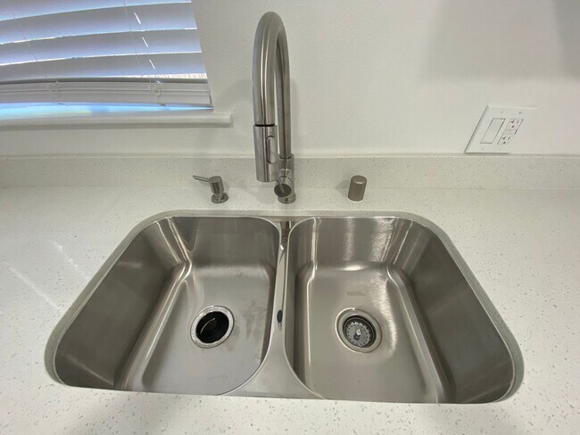 Building Photo - 3 BD/ 1BATH HOUSE LOCATED NEAR DOWNTOWN VA...