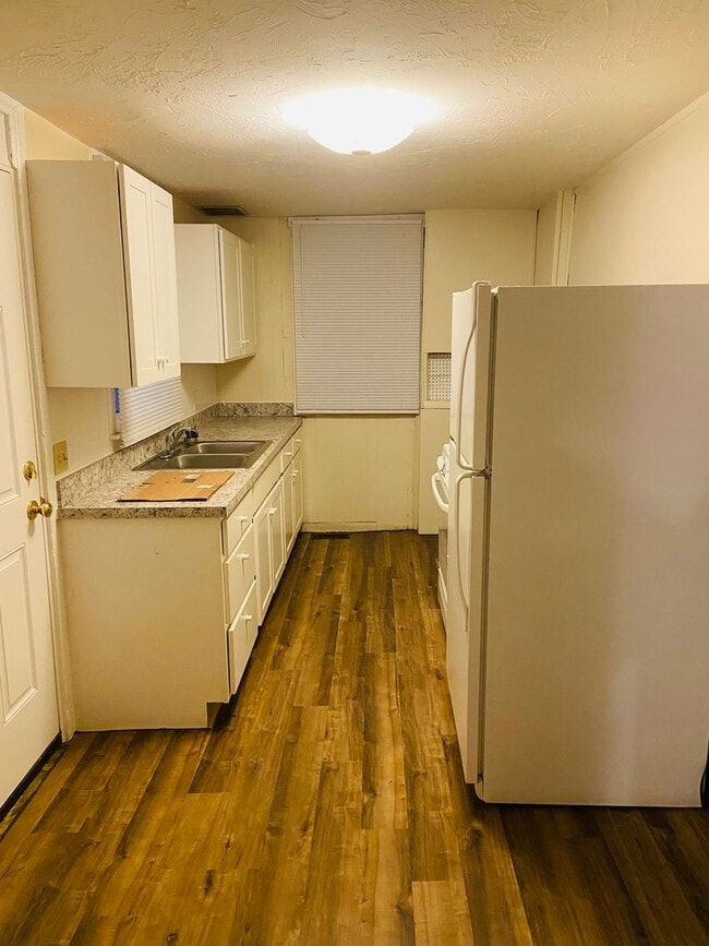 Building Photo - 3 Bedroom House, Garage-York City SD