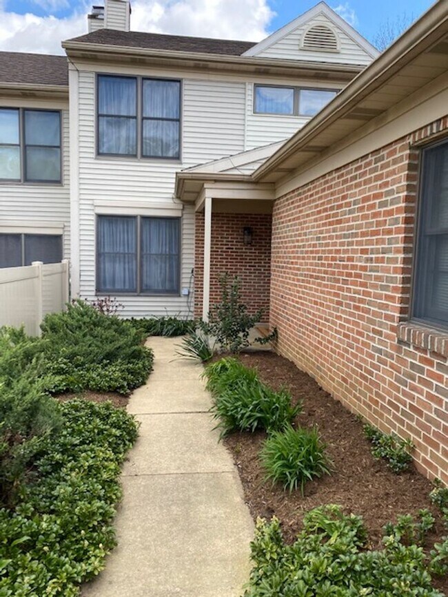 Building Photo - 3 bedroom 4 bathroom home in Lancaster tow...