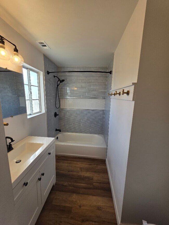 Foto del edificio - RENOVATED 2BD/1.5 BATH WITH PARKING, LAUNDRY, AND FULL H-VAC