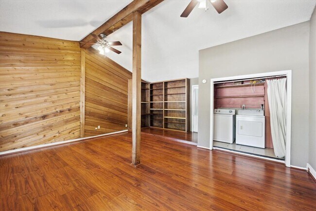 Building Photo - 300 Tilbury Ln