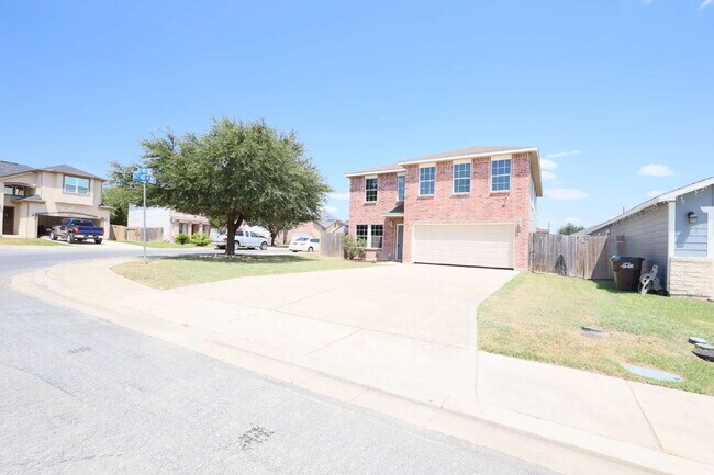 Building Photo - Spacious 4-bedroom, 2.5-bath home with 2,3...