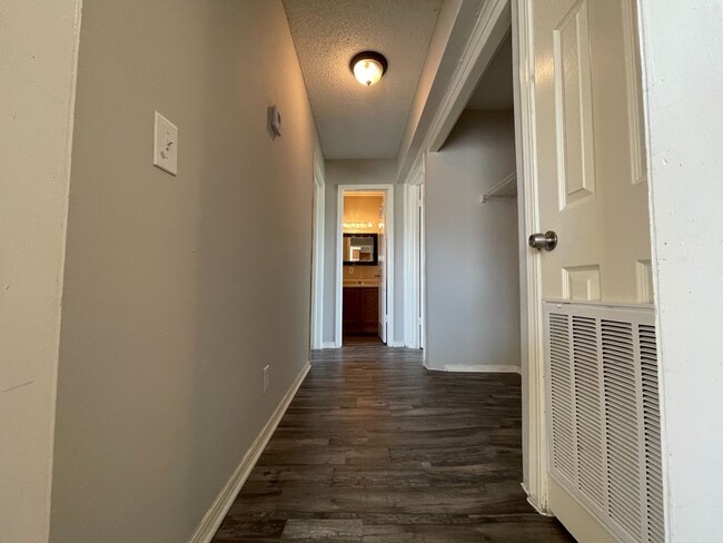 Building Photo - 2 Bedroom 2 Bath Apartment w/ Washer and D...