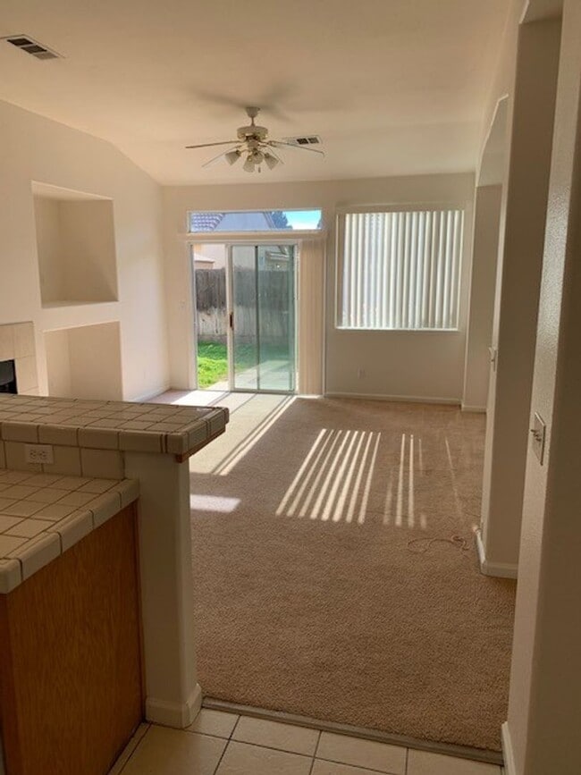 Building Photo - 4 Bedroom 2 Bath Home Available Now!
