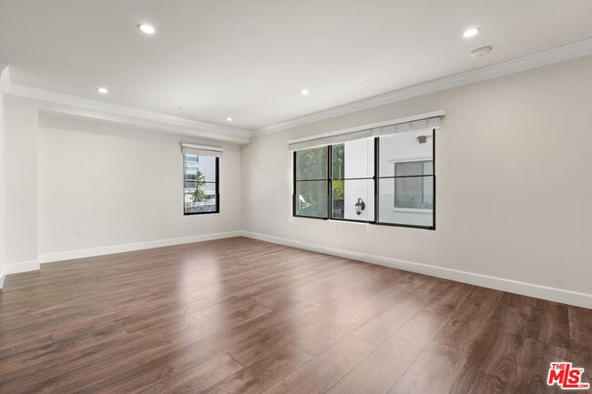 Building Photo - 1153 Beachwood Dr